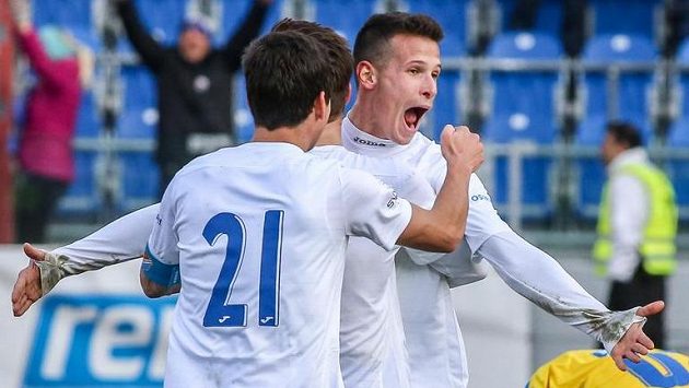 Richard Lásik z Baníku Ostrava (druhý zleva) se raduje z gólu proti Zlínu. Richard Lásik z Baníku Ostrava (druhý zleva) se raduje z gólu proti Zlínu.