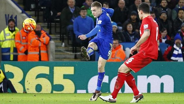 Útočník Leicesteru Jamie Vardy právě dává svůj spektakulární gól do sítě Liverpoolu. Útočník Leicesteru Jamie Vardy právě dává svůj spektakulární gól do sítě Liverpoolu.