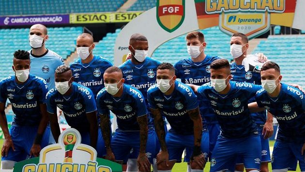 Fotbalisté Grémia nastoupili k utkání brazilské ligy v rouškách. Fotbalisté Grémia nastoupili k utkání brazilské ligy v rouškách.