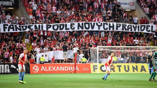 Ve slávistickém kotli se během utkání s Bohemians objevil tento transparent. Ve slávistickém kotli se během utkání s Bohemians objevil tento transparent.