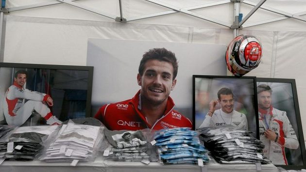 Fanshop Julese Bianchiho byl vykraden. Matka zesnulého pilota varuje před zloději, kteří nejspíš budou chtít ukradené věci prodat. Fanshop Julese Bianchiho byl vykraden. Matka zesnulého pilota varuje před zloději, kteří nejspíš budou chtít ukradené věci prodat.