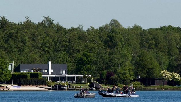 Záchranáři prohledávají řeku Ourthe, kde utonul bývalý motokrosový mistr světa Eric Geboers. Záchranáři prohledávají řeku Ourthe, kde utonul bývalý motokrosový mistr světa Eric Geboers.
