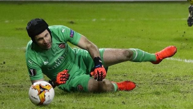 Brankář Arsenalu Petr Čech po inkasovaném gólu proti týmu BATE Borisov v play off Evropské ligy Brankář Arsenalu Petr Čech po inkasovaném gólu proti týmu BATE Borisov v play off Evropské ligy