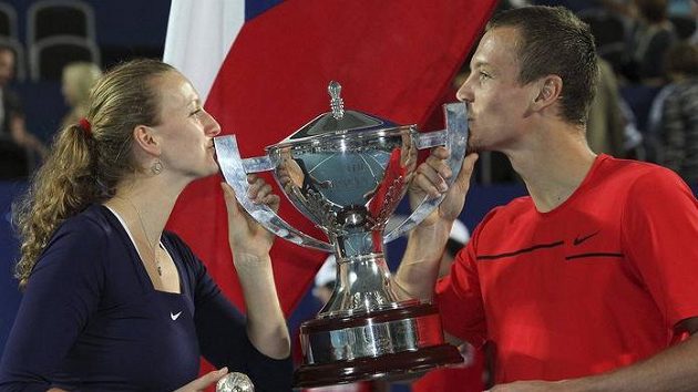 Tenisté Petra Kvitová a Tomáš Berdych s trofejí pro vítěze Hopmanova poháru Tenisté Petra Kvitová a Tomáš Berdych s trofejí pro vítěze Hopmanova poháru