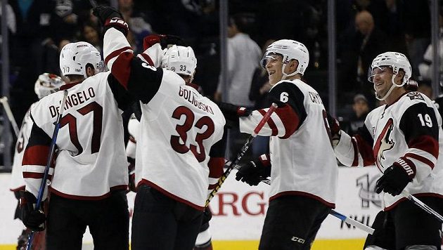 Anthony DeAngelo (77) slaví se spoluhráči svůj vítězný nájezd v utkání s Los Angeles Kings. Rozhodla až jedenáctá série. Anthony DeAngelo (77) slaví se spoluhráči svůj vítězný nájezd v utkání s Los Angeles Kings. Rozhodla až jedenáctá série.