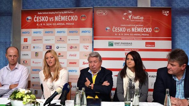 Nehrající kapitán Petr Pála (vlevo) oznámil nominaci na finále Fed Cupu. Nechybí v ní Petra Kvitová ani Lucie Šafářová (druhá zprava). Nehrající kapitán Petr Pála (vlevo) oznámil nominaci na finále Fed Cupu. Nechybí v ní Petra Kvitová ani Lucie Šafářová (druhá zprava).