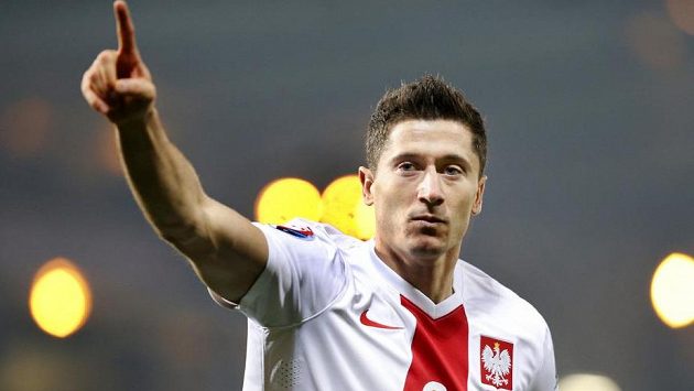 Polský ostrostřelec Robert Lewandowski oslavuje gól proti Skotsku. Polský ostrostřelec Robert Lewandowski oslavuje gól proti Skotsku.
