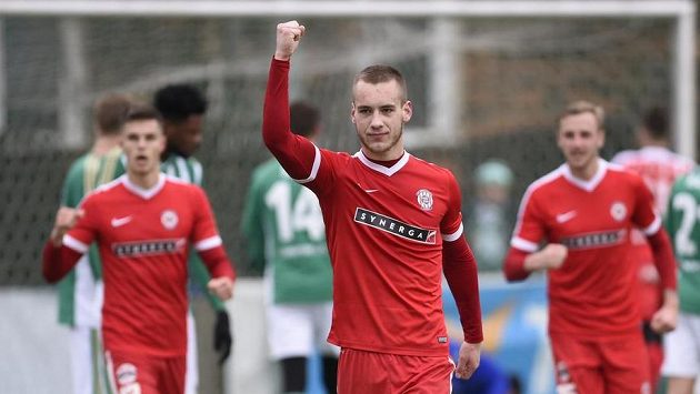 Miloš Kratochvíl z Brna (uprostřed) se raduje z gólu proti Bohemians 1905. Miloš Kratochvíl z Brna (uprostřed) se raduje z gólu proti Bohemians 1905.