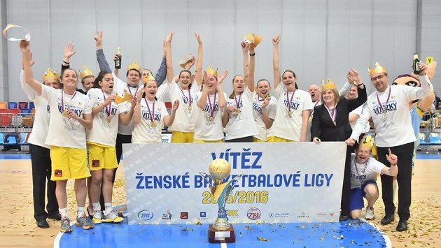 Basketbalistky USK Praha slaví vítězství v lize. Basketbalistky USK Praha slaví vítězství v lize.
