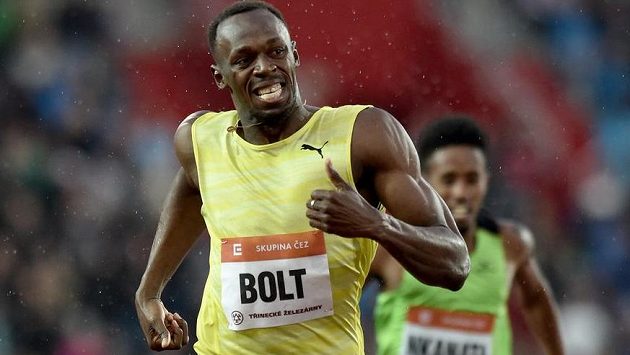 Jamajský sprinter Usain Bolt v cíli závodu na 200 m na atletickém mítinku Zlatá tretra v Ostravě. Jamajský sprinter Usain Bolt v cíli závodu na 200 m na atletickém mítinku Zlatá tretra v Ostravě.