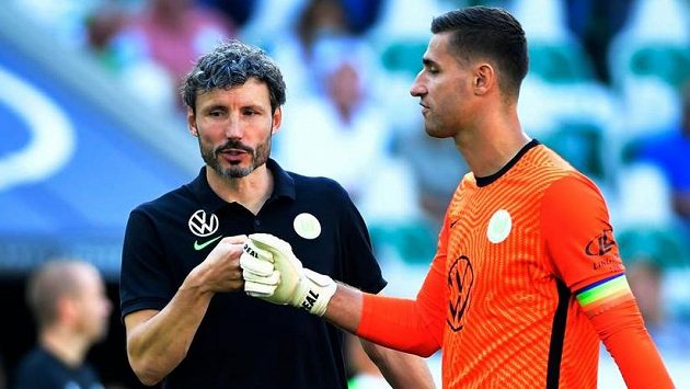 Trenér Wolfsburgu Mark van Bommel a gólman Koen Casteels Trenér Wolfsburgu Mark van Bommel a gólman Koen Casteels