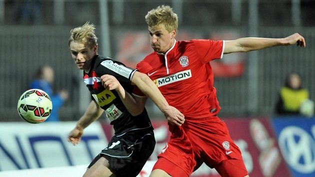 Obránce Slavie Jan Mikula (vlevo) a obránce Brna Jakub Jugas. Obránce Slavie Jan Mikula (vlevo) a obránce Brna Jakub Jugas.