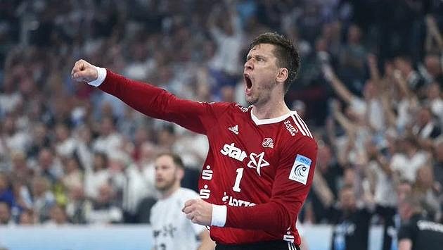 Nejlepším světovým házenkářem loňského roku byl vyhlášen dánský brankář Niklas Landin. Nejlepším světovým házenkářem loňského roku byl vyhlášen dánský brankář Niklas Landin.
