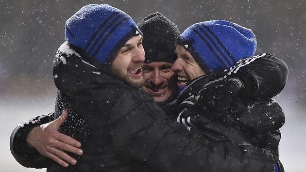 Trenér Jihlavy Martin Svědík (uprostřed) se raduje se svými asistenty. Trenér Jihlavy Martin Svědík (uprostřed) se raduje se svými asistenty.