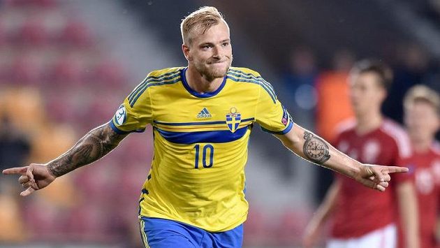 John Guidetti ze Švédska oslavuje gól z penalty proti Dánsku. John Guidetti ze Švédska oslavuje gól z penalty proti Dánsku.