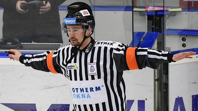 Hlavní rozhodčí Petr Úlehla po konzultaci s kolegou u videa neuznává gól Sparty. Hlavní rozhodčí Petr Úlehla po konzultaci s kolegou u videa neuznává gól Sparty.