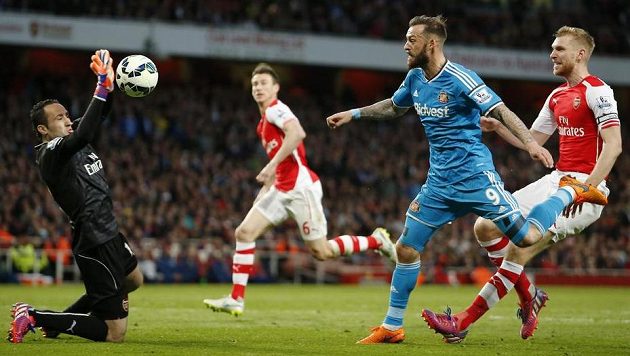 Brankář Arsenalu David Ospina takto zlikvidoval šanci Stevena Fletchera ze Sunderlandu. Brankář Arsenalu David Ospina takto zlikvidoval šanci Stevena Fletchera ze Sunderlandu.