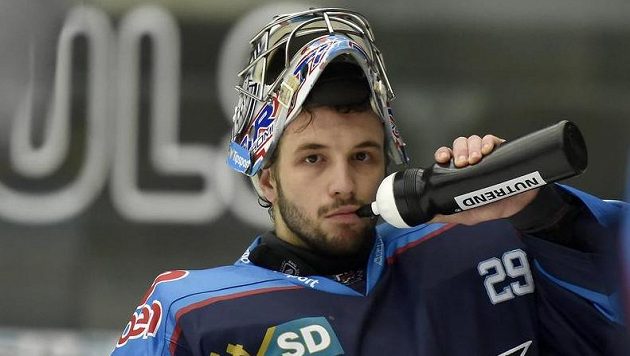 Brankář Chomutova Štěpán Lukeš bratrský souboj se starším sourozencem prohrál. Brankář Chomutova Štěpán Lukeš bratrský souboj se starším sourozencem prohrál.