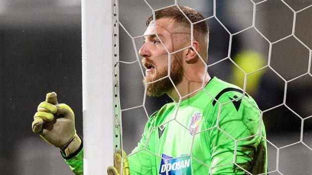 Brankář Viktorie Plzeň Jindřich Staněk během utkání se Slavií. Brankář Viktorie Plzeň Jindřich Staněk během utkání se Slavií.