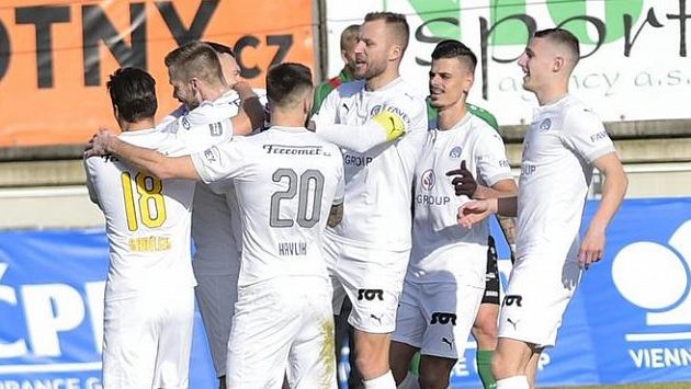 Hráči Slovácka se radují z gólu. Hráči Slovácka se radují z gólu.