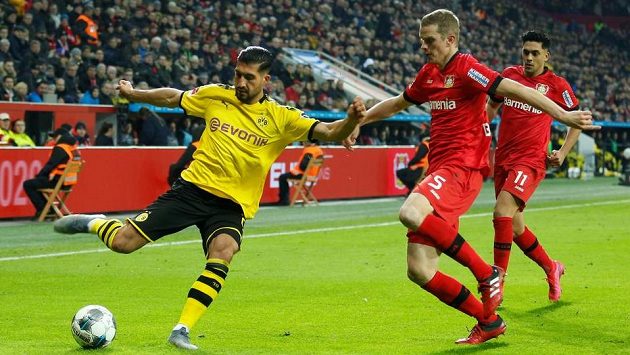 Dortmundský Emre Can a Sven Bender z Leverkusenu. Dortmundský Emre Can a Sven Bender z Leverkusenu.