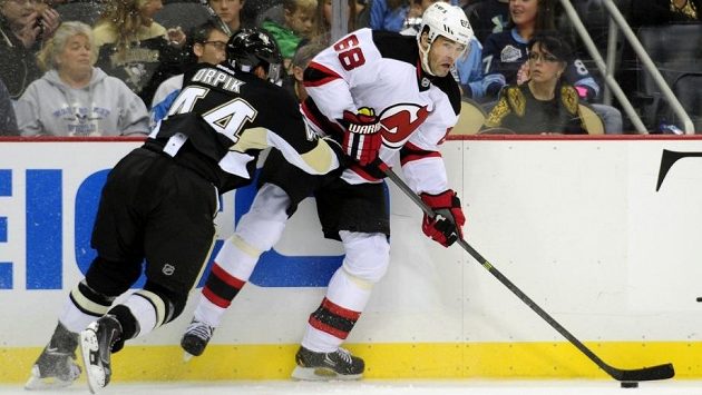 Jaromíra Jágra (vpravo) střeží zadák Pittsburghu Brooks Orpik. Jaromíra Jágra (vpravo) střeží zadák Pittsburghu Brooks Orpik.