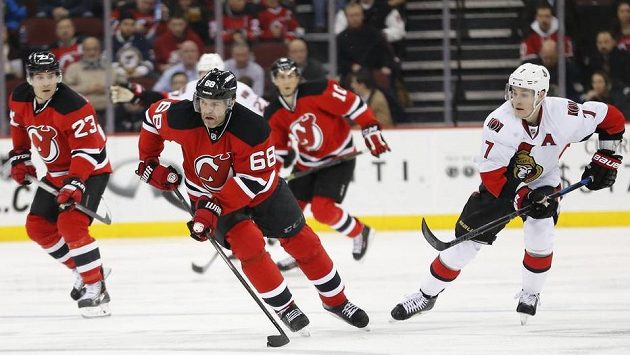 Jaromír Jágr (68) před útočníkem Ottawy Senators Kylem Turrisem (vpravo). Jaromír Jágr (68) před útočníkem Ottawy Senators Kylem Turrisem (vpravo).