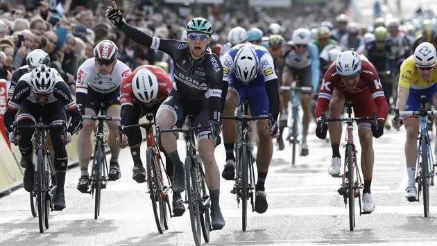 Třetí etapu cyklistického závodu Paříž-Nice vyhrál v hromadném spurtu Ir Sam Bennett, který vybojoval premiérové vítězství ve WorldTour v kariéře. Třetí etapu cyklistického závodu Paříž-Nice vyhrál v hromadném spurtu Ir Sam Bennett, který vybojoval premiérové vítězství ve WorldTour v kariéře.