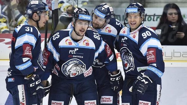 Hokejisté Liberce se radují z gólu. Zleva Dominik Lakatoš, Martin Bakoš, Petr Kolmann a Tyler Redenbach. Hokejisté Liberce se radují z gólu. Zleva Dominik Lakatoš, Martin Bakoš, Petr Kolmann a Tyler Redenbach.