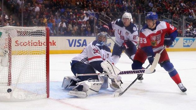 Český útočník Aleš Hemský před brankářem Benem Bishopem v utkání Světového poháru s USA. Český útočník Aleš Hemský před brankářem Benem Bishopem v utkání Světového poháru s USA.