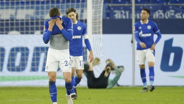Zklamaní fotbalisté Schalke po další porážce Zklamaní fotbalisté Schalke po další porážce