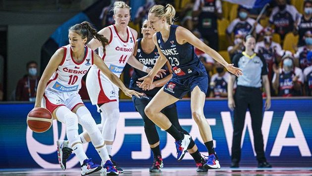 Česká basketbalistka Eliška Hamzová (vlevo) v akci v utkání proti Francii. Česká basketbalistka Eliška Hamzová (vlevo) v akci v utkání proti Francii.
