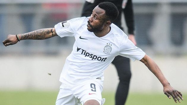 Guélor Kanga ze Sparty odehrál mrazivý duel v krátkém rukávu... Guélor Kanga ze Sparty odehrál mrazivý duel v krátkém rukávu...