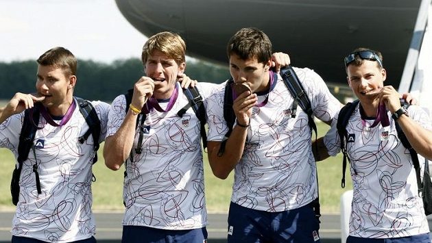 Bronzový čtyřkajak z olympiády: zleva Jan Štěrba, Lukáš Trefil, Josef Dostál a Daniel Havel. Bronzový čtyřkajak z olympiády: zleva Jan Štěrba, Lukáš Trefil, Josef Dostál a Daniel Havel.