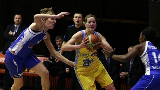 Momentka z loňské Euroligy. Jana Veselá z Valencie (vlevo) brání Evu Vítečkovou z USK Praha. Momentka z loňské Euroligy. Jana Veselá z Valencie (vlevo) brání Evu Vítečkovou z USK Praha.