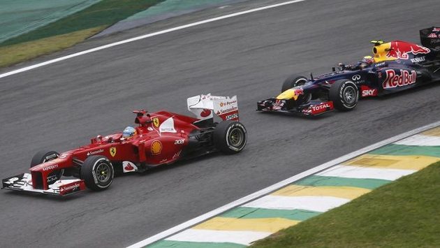 Fernando Alonso (vlevo) se v letošním ročníku MS musel sklonit před Sebastianem Vettelem z týmu Red Bull. Fernando Alonso (vlevo) se v letošním ročníku MS musel sklonit před Sebastianem Vettelem z týmu Red Bull.