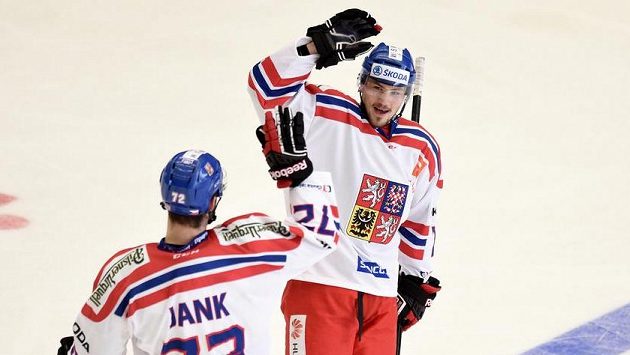 Český obránce Martin Pláněk a Bohumil Jank oslavují gól na 2:1 během přípravného utkáníse Slováky v Jihlavě. Český obránce Martin Pláněk a Bohumil Jank oslavují gól na 2:1 během přípravného utkáníse Slováky v Jihlavě.