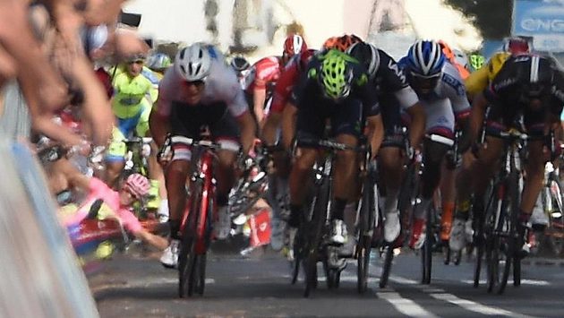Španěl Alberto Contador (vlevo vzadu v růžovém) padá těsně před cílem šesté etapy Giro d´Italia. Španěl Alberto Contador (vlevo vzadu v růžovém) padá těsně před cílem šesté etapy Giro d´Italia.