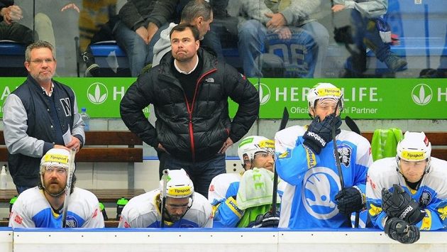 Asistent trenéra Jaroslav Špaček (vzadu uprostřed) na střídačce plzeňských hokejistů. Asistent trenéra Jaroslav Špaček (vzadu uprostřed) na střídačce plzeňských hokejistů.