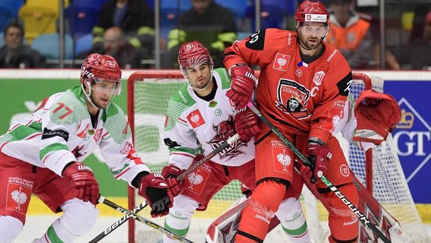 Zleva Sam Jardine a Bryce Reddick z Cardiffu a Radek Smoleňák z Hradce Králové. Zleva Sam Jardine a Bryce Reddick z Cardiffu a Radek Smoleňák z Hradce Králové.