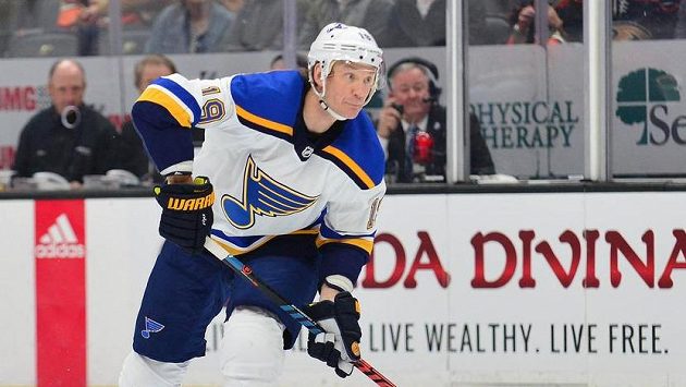 Jay Bouwmeester (19) ze St. Louis ve chvíli, kdy byl v zápase v Anaheimu na ledě. Jay Bouwmeester (19) ze St. Louis ve chvíli, kdy byl v zápase v Anaheimu na ledě.