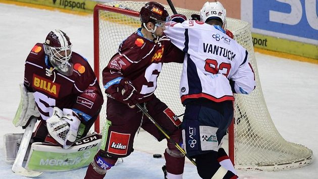 Lukáš Vantuch (vpravo) z Chomutova střílí rozhodující gól. Vlevo je brankář Sparty Matěj Machovský, uprostřed jeho spoluhráč Tomáš Pavelka. Lukáš Vantuch (vpravo) z Chomutova střílí rozhodující gól. Vlevo je brankář Sparty Matěj Machovský, uprostřed jeho spoluhráč Tomáš Pavelka.