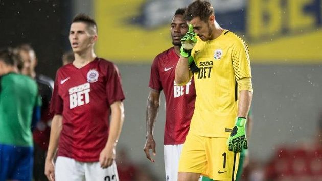 Zklamaní fotbalisté Sparty po derby s Bohemians, které skončilo 1:1. Čisté svědomí u vyrovnávací trefy Klokanů neměl brankář Martin Dúbravka. Zklamaní fotbalisté Sparty po derby s Bohemians, které skončilo 1:1. Čisté svědomí u vyrovnávací trefy Klokanů neměl brankář Martin Dúbravka.