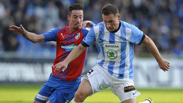Plzeňský záložník Milan Petržela (vlevo) v souboji s obráncem Boleslavi Janem Bořilem. Plzeňský záložník Milan Petržela (vlevo) v souboji s obráncem Boleslavi Janem Bořilem.