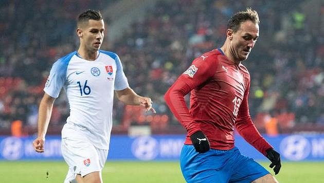 Slovák Dávid Hancko (vlevo) a český útočník Martin Doležal během utkání Ligy národů v Edenu. Slovák Dávid Hancko (vlevo) a český útočník Martin Doležal během utkání Ligy národů v Edenu.