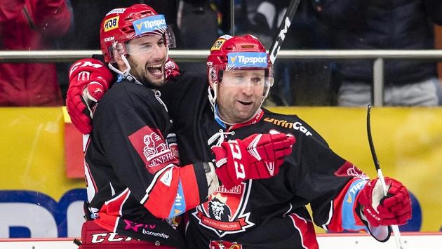 Blaž Gregorc (vlevo) a Jaroslav Bednář z Hradce Králové oslavují gól ve východočeském derby s Pardubicemi. Blaž Gregorc (vlevo) a Jaroslav Bednář z Hradce Králové oslavují gól ve východočeském derby s Pardubicemi.
