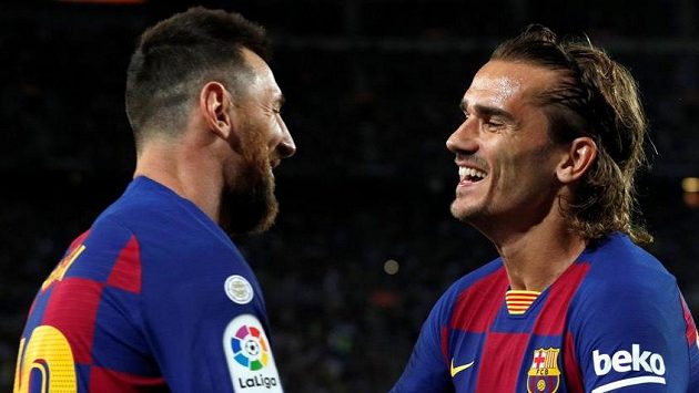 Antoine Griezmann a Lionel Messi slaví branku v síti Villarrealu Antoine Griezmann a Lionel Messi slaví branku v síti Villarrealu