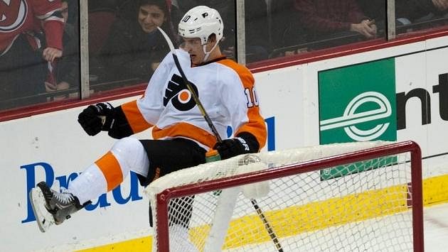 Brayden Schenn z Philadelphie se raduje poté, co překonal brankáře Martina Brodeura a rozhodl o výhře Flyers nad New Jersey. Brayden Schenn z Philadelphie se raduje poté, co překonal brankáře Martina Brodeura a rozhodl o výhře Flyers nad New Jersey.