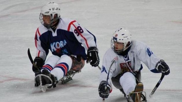 Čeští sledge hokejisté v utkání s Koreou na paralympiádě ve Vancouveru. Čeští sledge hokejisté v utkání s Koreou na paralympiádě ve Vancouveru.