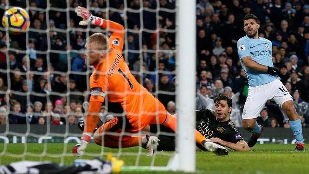 Manchester City válí dál... Sergio Agüero dává gól Leicesteru. Manchester City válí dál... Sergio Agüero dává gól Leicesteru.